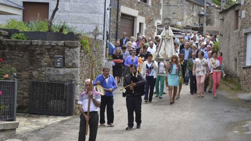 Procesión por las calles de Pedralba.