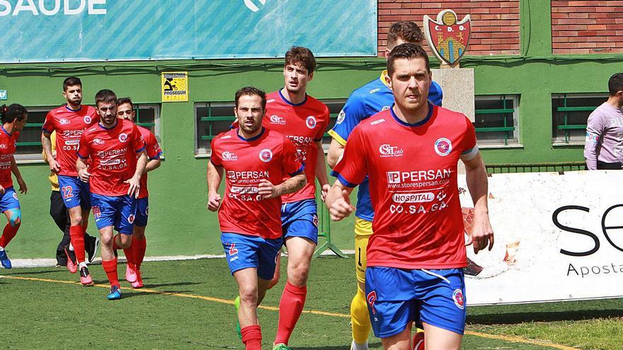 Los jugadores de la Unión Deportiva Ourense, saliendo al terreno de juego en O Couto. |  // IÑAKI OSORIO