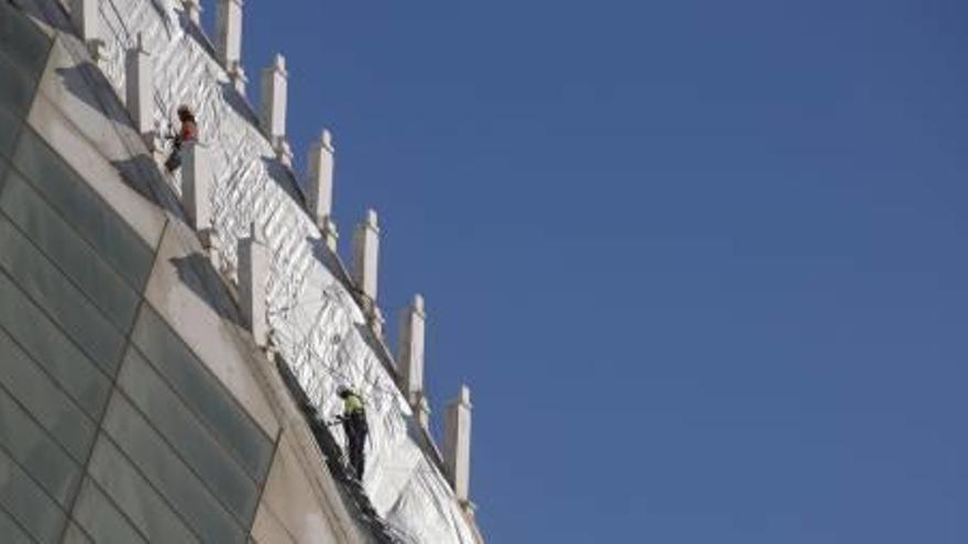 Andamios en el edificio del Ágora.