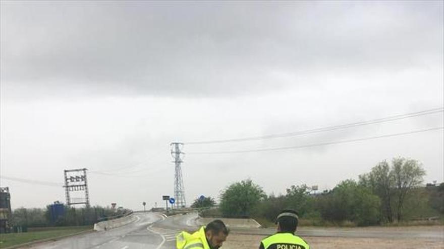 Cierre de un camino y desprendimientos de piedras y tierra