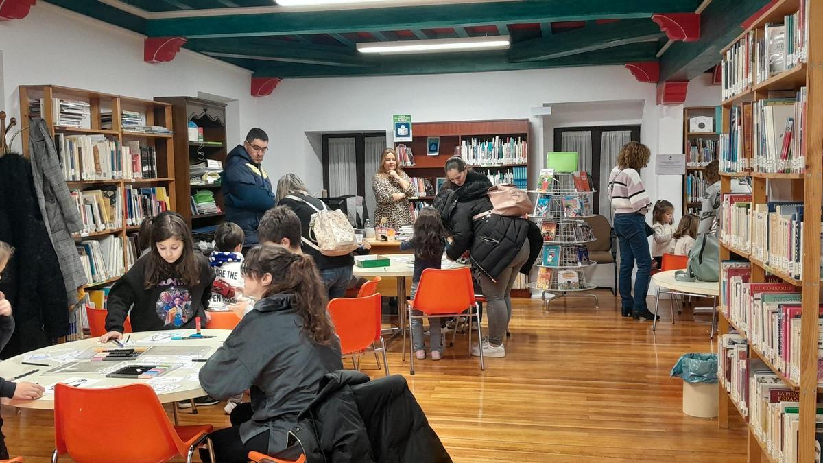 Los niños, durante la actividad de la presentación del cuento "Las vacaciones" en la Casa de Cultura de Toro.