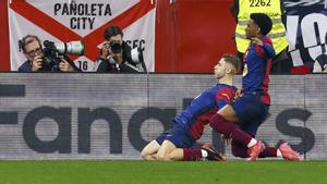 Fermín, que marcó el 1-2 del Barça al Sevilla en el Sánchez Pizjuan, es felicitado por Balde.