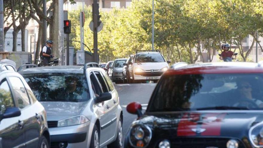 Intenso tráfico en la avenida de Cardenal Cisneros.