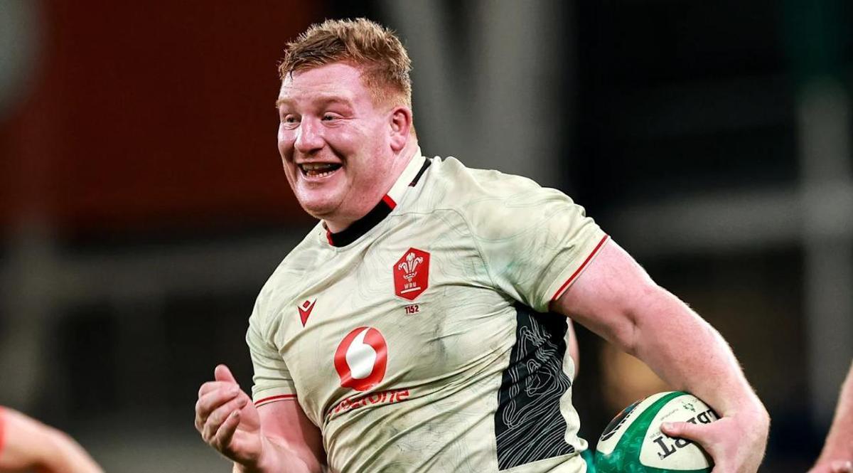 El galés Rhys Carré corre camino del ensayo ante Irlanda