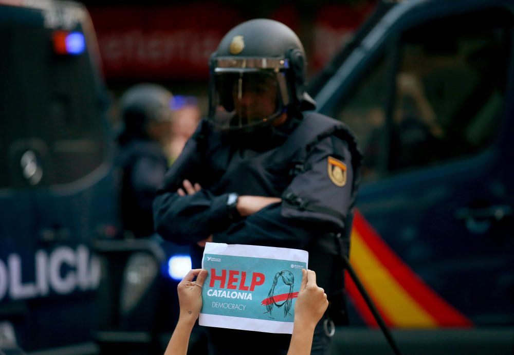 Imatges dels manifestants que han sortit als carrers de Barcelona, ja de tarda.