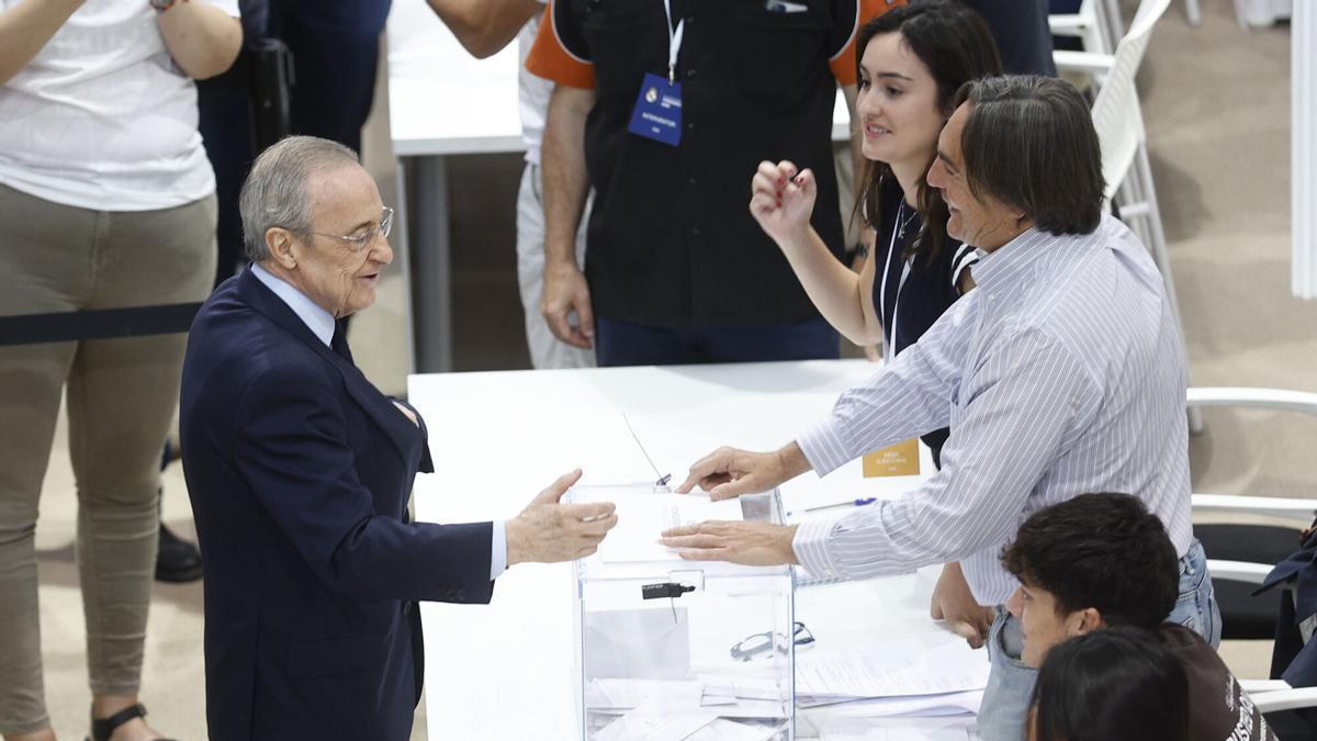 Florentino Pérez vota en las elecciones a la presidencia del Real Madrid, este domingo, en el pabellón de baloncesto de la Ciudad Deportiva Valdebebas.