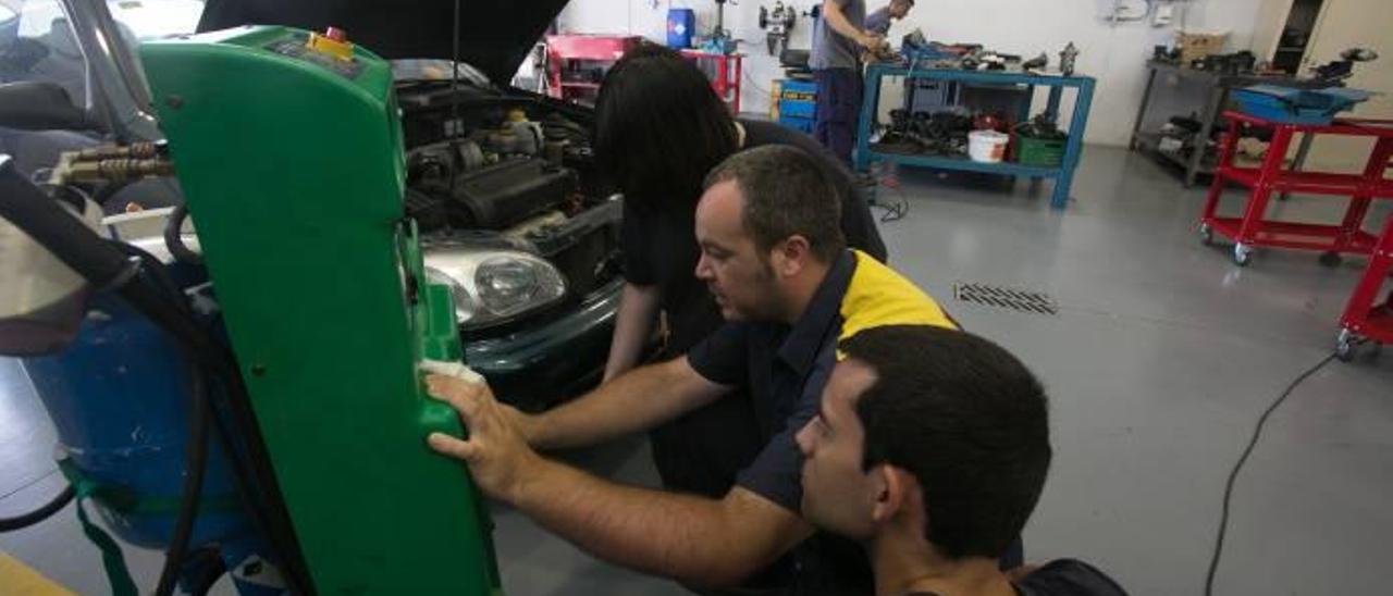 Varios estudiantes hacen prácticas en el aula de automoción que tiene FEMPA en sus instalaciones de Agua Amarga