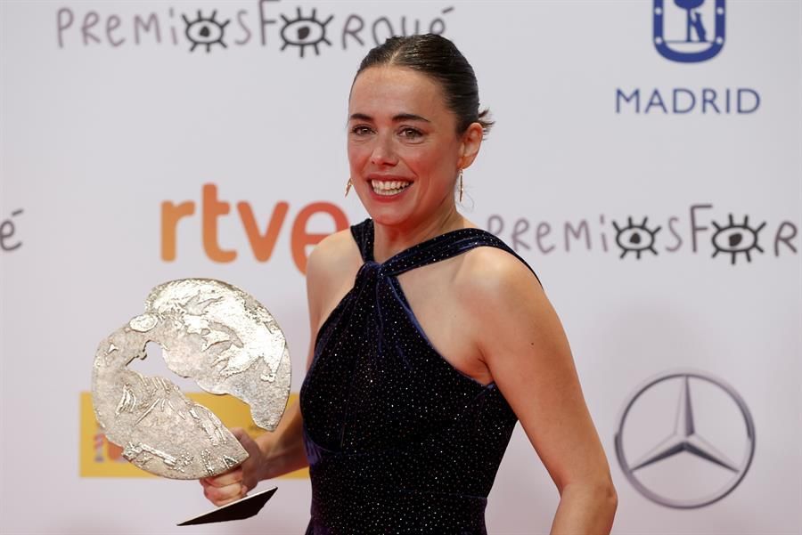 La actriz Patricia López Arnaiz tras recibir el premio a "Mejor interpretación femenina - cine" por su trabajo en "Ane" durante la entrega de los "Premios Forqué" que se celebra hoy Sábado en el Palacio Municipal de IFEMA de Madrid.