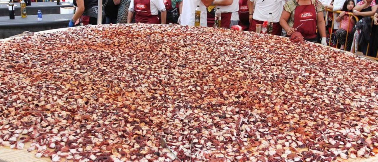Tapa gigante de pulpo elaborada en una edición anterior. | // I. OSORIO
