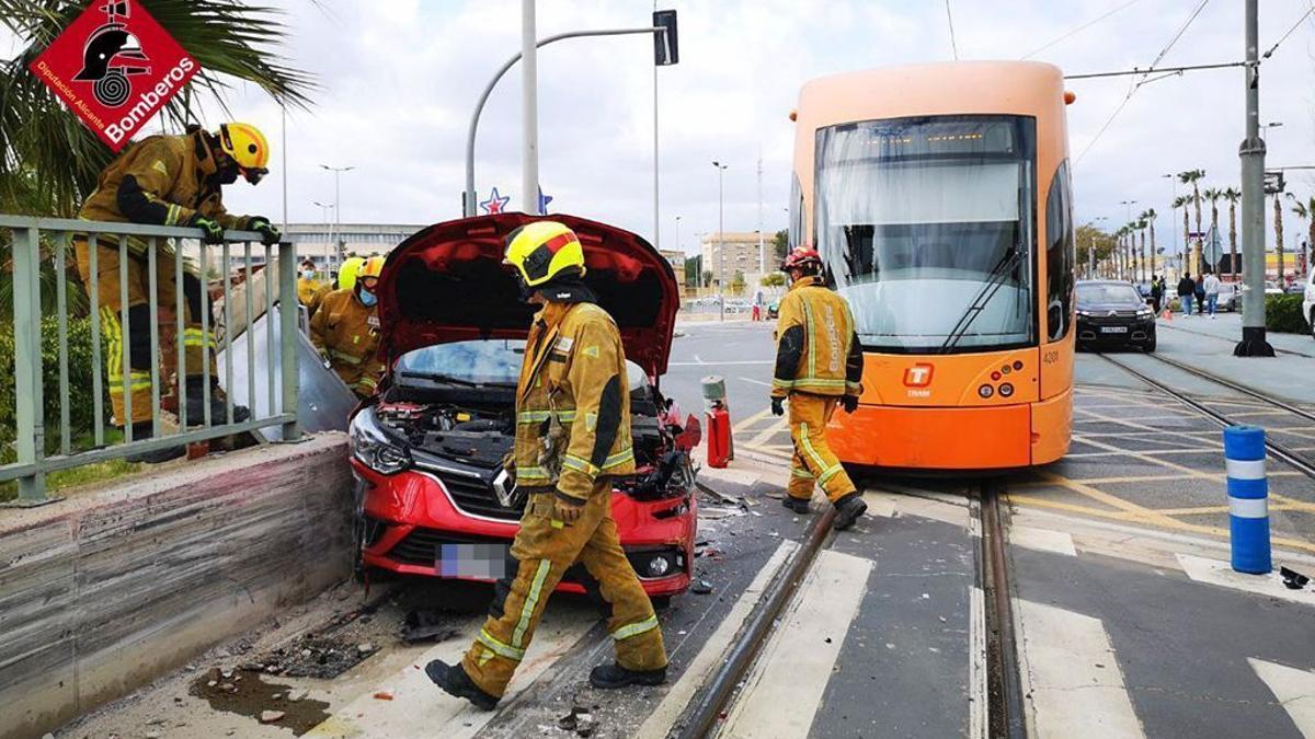 Un coche queda atrapado tras chocar con el Tram a la altura de San Vicente