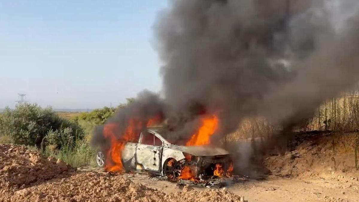 Los bomberos extinguen el incendio de un vehículo en Mejorada del Campo y evitan su propagación.
