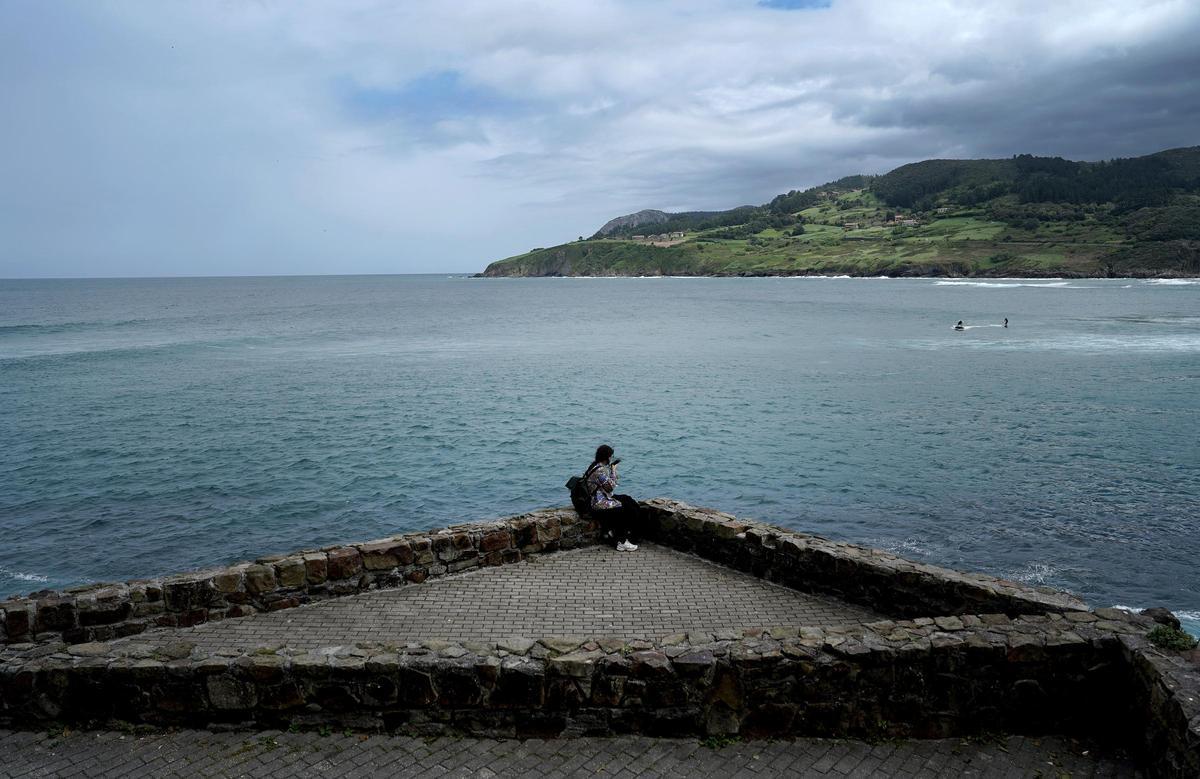 Una turista en la desembocadura del río Oca, en Mundaca, en plena Reserva de la Biosfera de Urdaibai.