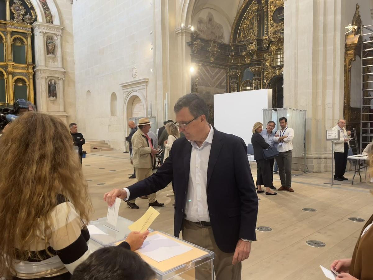 El candidato del PP, José Ballesta, vota en San Esteban