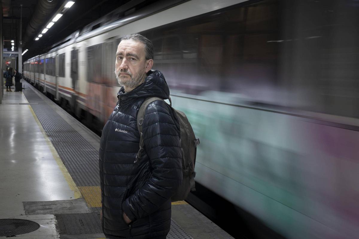 Jordi Liébanas, administrativo, en la estación de tren de Sants, a donde llega a diario desde Reus, donde reside, para trabajar en una empresa de Barcelona.