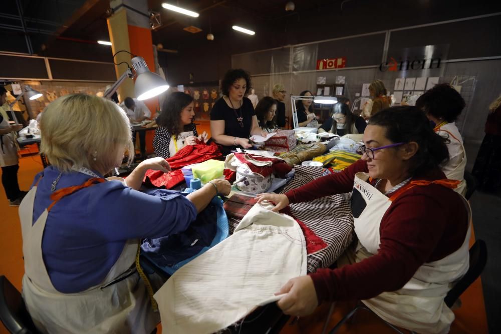 Mónica Oltra visita el puesto de la Escola d'Indumentària Tradicional Cànem en la Feria Fiesta y Boda