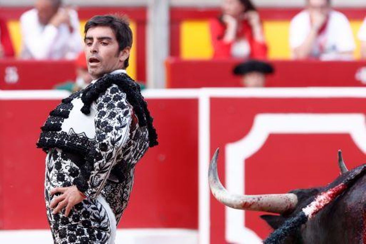 Perera en un momento de su faena en la Monumental de Pamplona