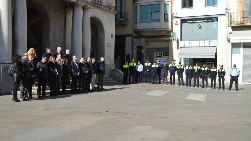 Doble minut de silenci a Figueres per les dues víctimes dels Alps