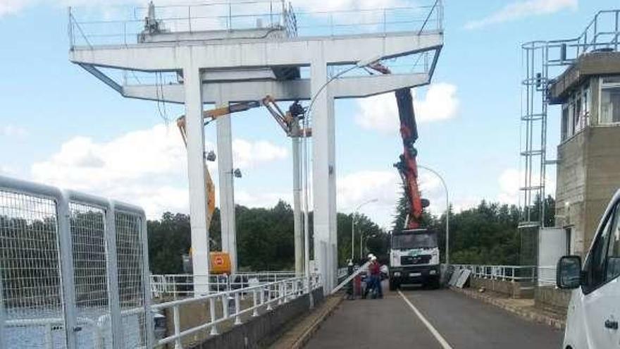 Carretera de Sandín cortada para colocar las grúas sobre la presa.