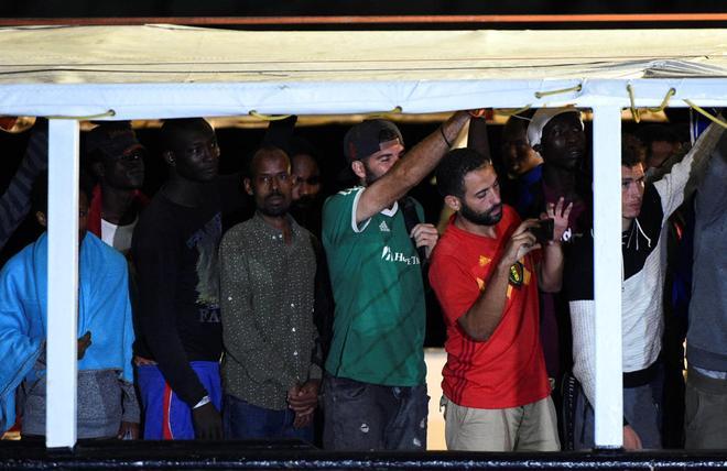 Los inmigrantes del Open Arms desembarcan en Lampedusa