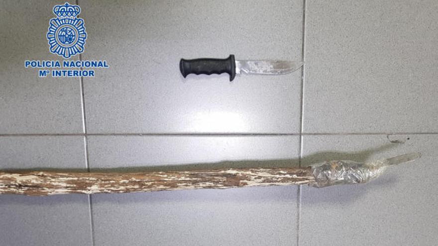 Ataca a un agente con un cuchillo y una lanza en Gran Canaria