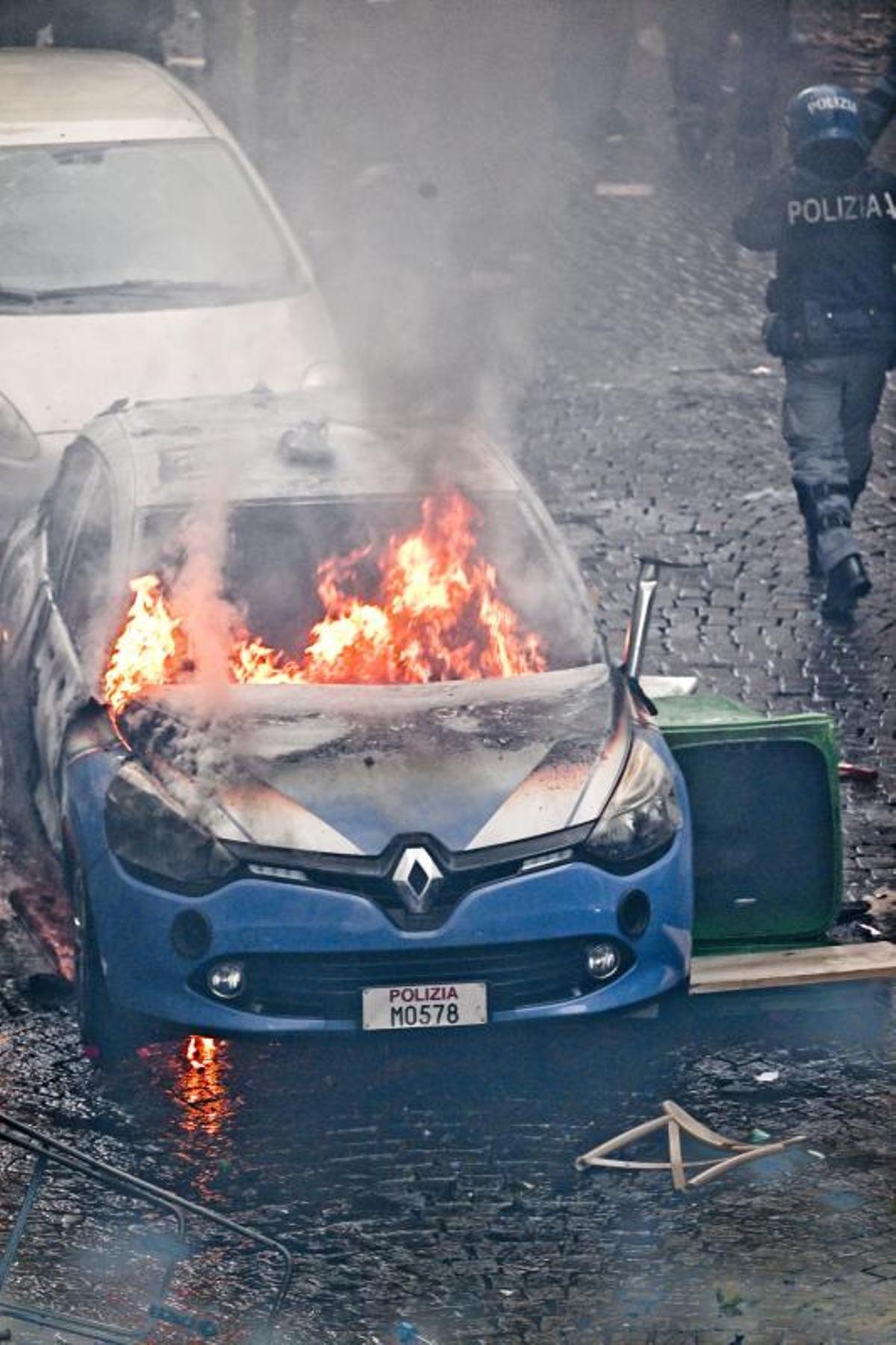 Las imágenes más impactantes de la brutal batalla campal en el centro de Nápoles