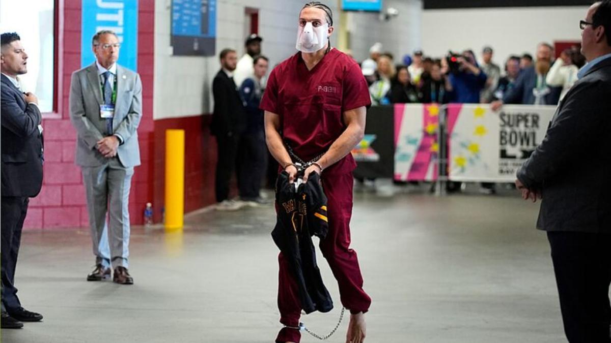 Mack Hollins en su llegada al Levi's Stadium antes del partido.