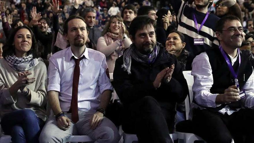 Montero, Iglesias, Mayoral, Monedero, y, detrás, entre Iglesias y Mayoral, Carmen Santos. // Efe