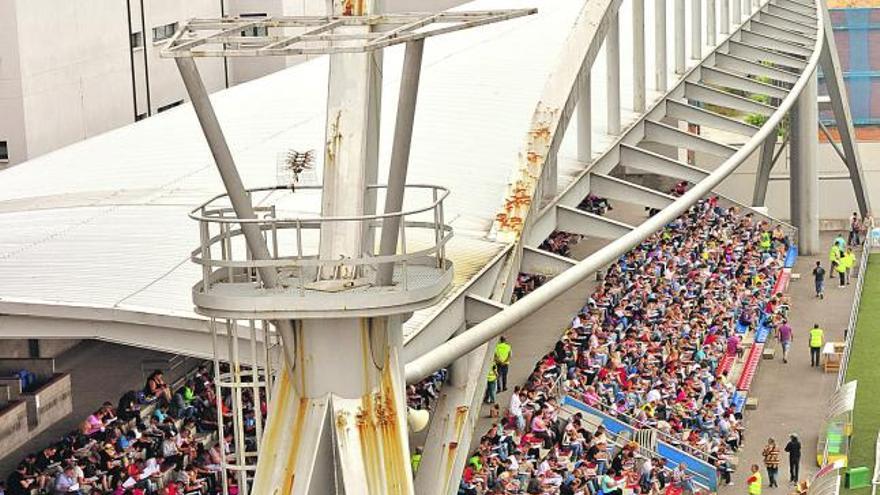 La tribuna principal del estadio de Ganzábal, completamente llena, al inicio de la prueba.