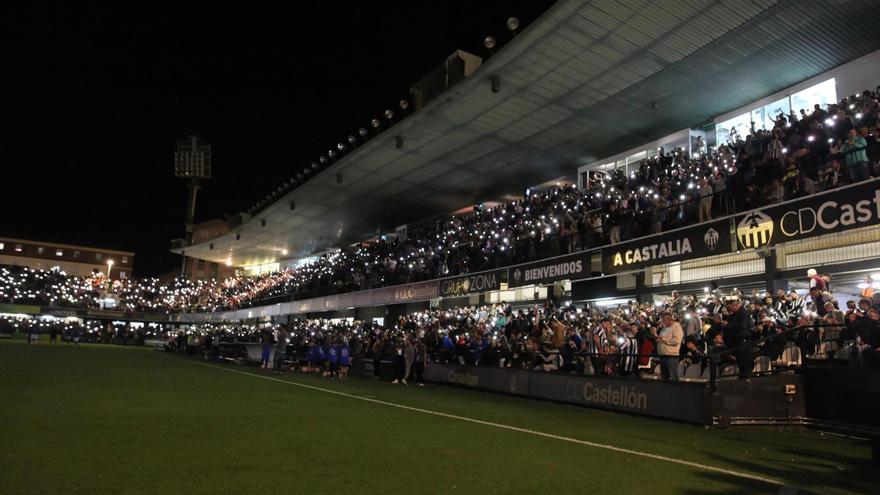 En Castalia se disfruta hasta en el descanso: Impresionante juego de luces creado por la afición