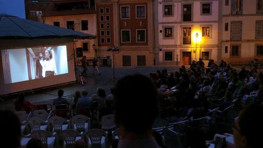 Sesión de cortos del ciclo de cine de &quot;Oviedo Redondo&quot;, ayer, en la plaza del Paraguas.