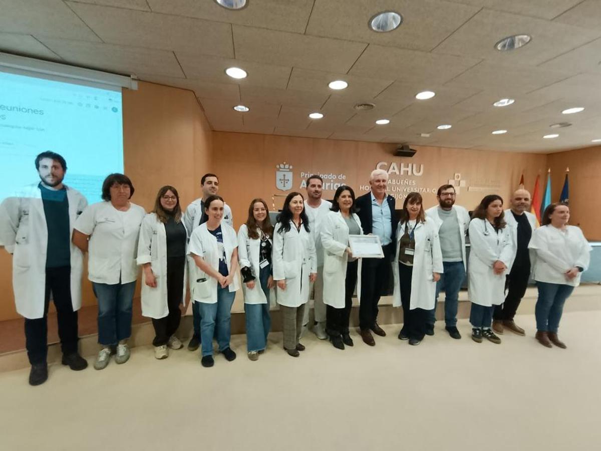 La directora del Hospital de Cabueñes, séptima por la derecha, con el equipo de Hematología, tras recibir el certificado "Humans".