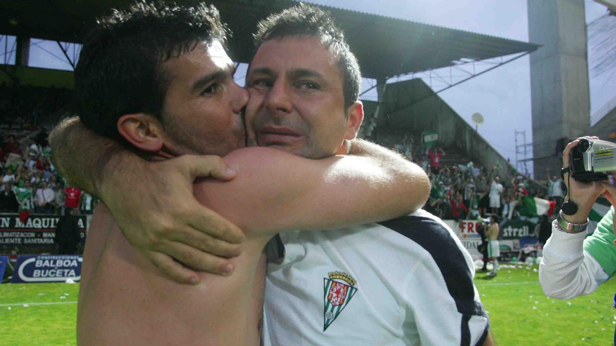 Diego Reyes besa a un emocionado Javi Moreno tras eliminar al Pontevedra, en Pasarón, en junio del 2007.