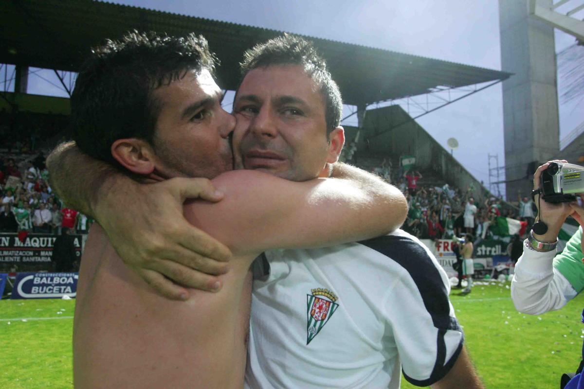 Diego Reyes besa a un emocionado Javi Moreno tras eliminar al Pontevedra, en Pasarón, en junio del 2007.