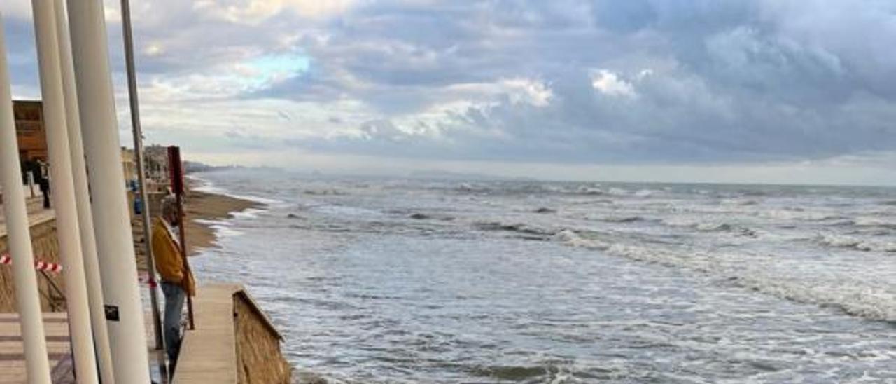 La playa de Piles con la arena engullida por el mar. | LEVANTE-EMV