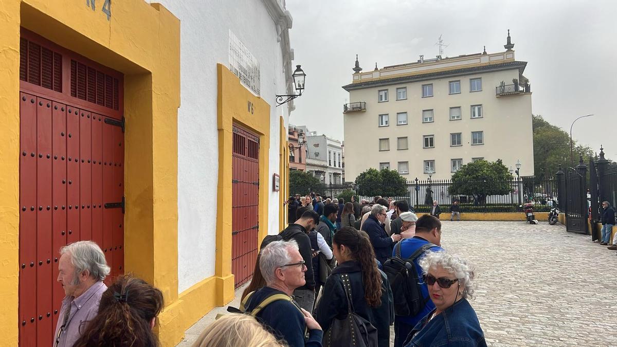 Largas colas para conseguir un abono en la Maestranza