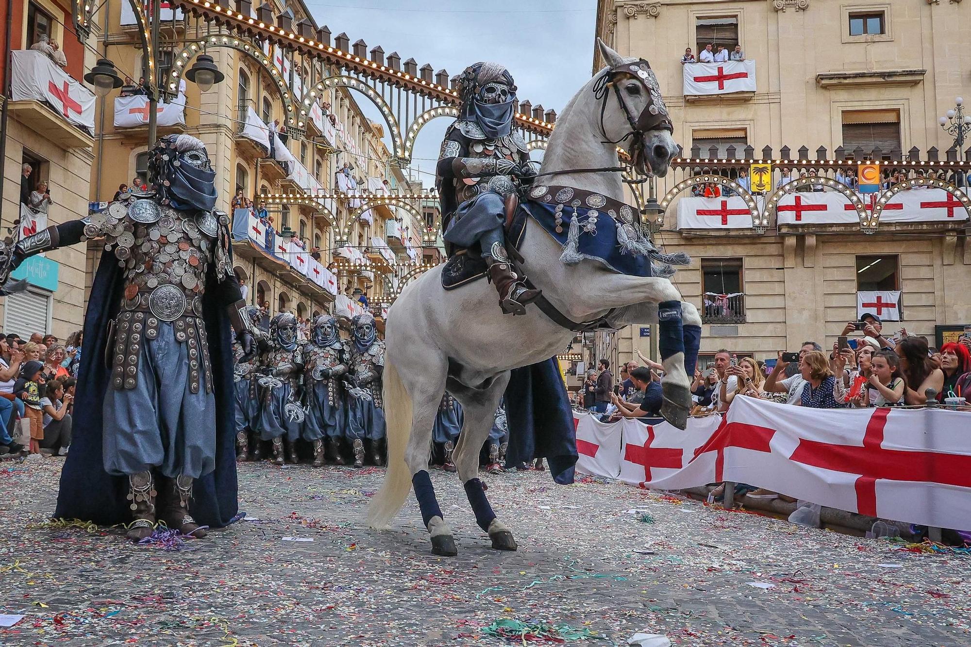 La mujer hace historia en la Entrada Mora de Alcoy