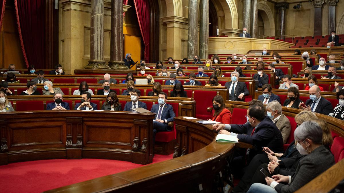 Vista general de un pleno en el Parlament.