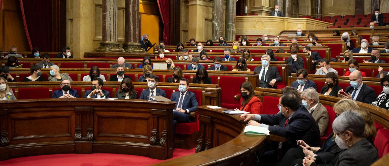 Imagen de archivo - Vista general de un pleno en el Parlament, a 9 de febrero de 2022, en Barcelona, Cataluña (España).