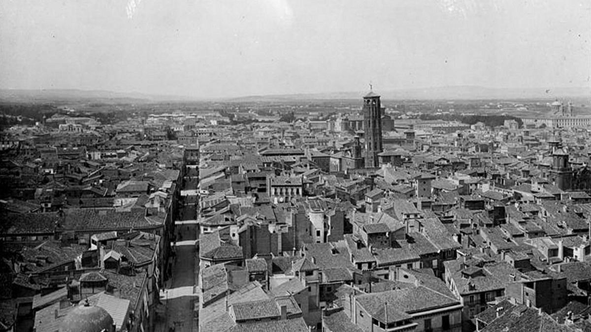 Panorámica del Casco Antiguo de Zaragoza en el año 1892, con la Torre Nueva sobresaliendo en el horizonte.