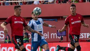 Campuzano, en el centro, pugna por un balón junto a Raíllo. 