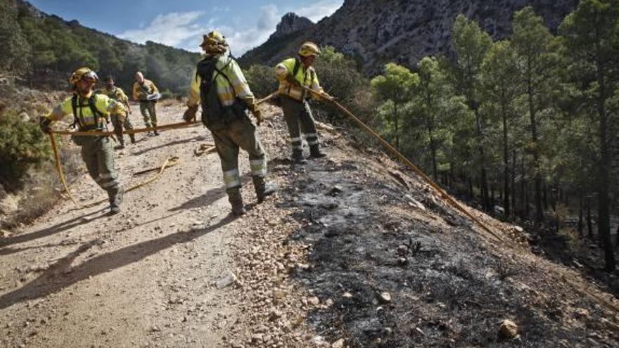 Los bomberos siguen trabajando en la zona quemada de Serrella