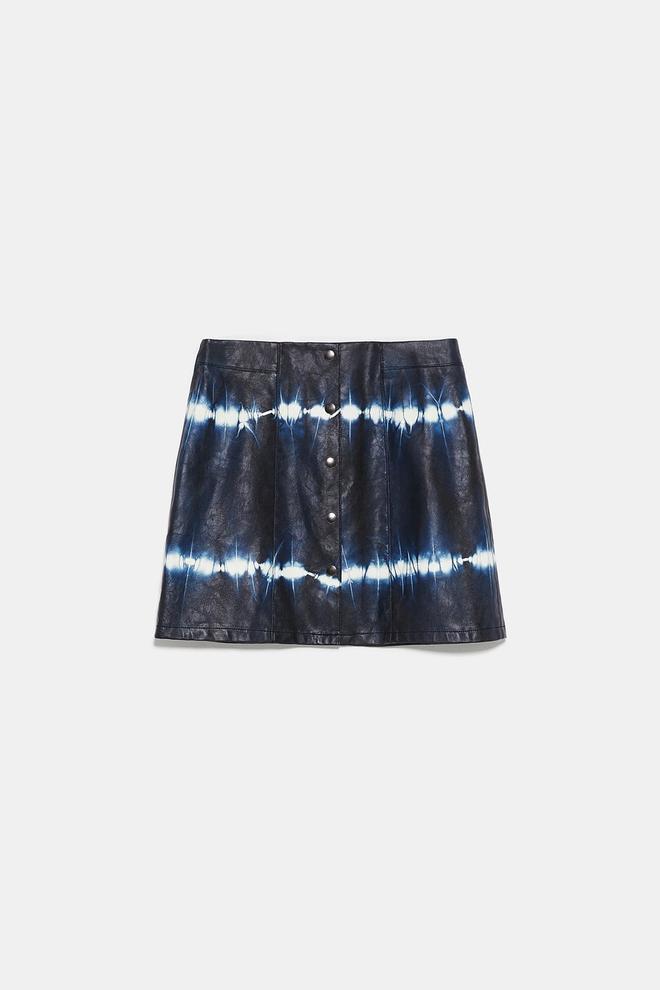 Falda mini tie dye de Zara. (Precio: 22, 95 euros)