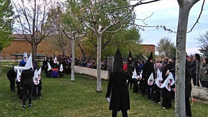 Los alumnos de la guardería recrean una procesión ataviados con las túnicas de las cofradías de Toro