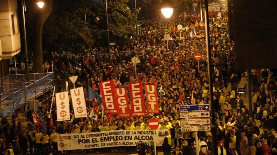 Multitudinaria marcha de &quot;Alcoa no se cierra&quot; en Avilés