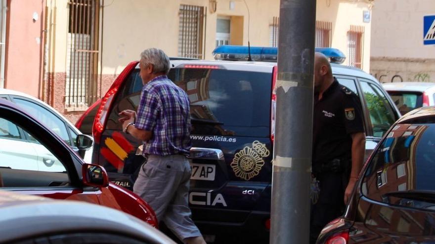 El acusado de matar a su hijo en Paterna es trasladado a la inspección ocular de la vivienda.