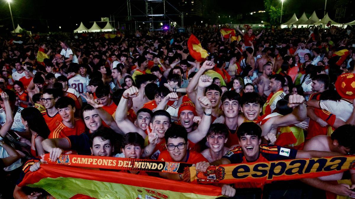 Jóvenes festejan el triunfo con banderas de España en el parque Hermanos Castro.