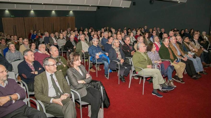 Público en la presentación de la &quot;Guía total, turística y monumental de Oviedo&quot;.