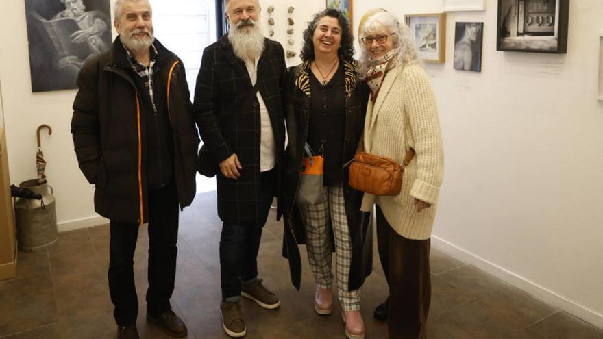 Cuatro de los socios de Dos Ajolotes. Por la izquierda, Rufino Damián, Marcos Fernández, Myriam Moral y Marga Sancho, ante varias de las obras de la exposición colectiva de Navidad.  | LUISMA MURIAS