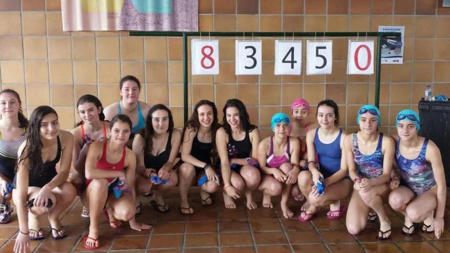 El Reto 24 horas de Natación Betanzos reúne 800 kilos de comida donada