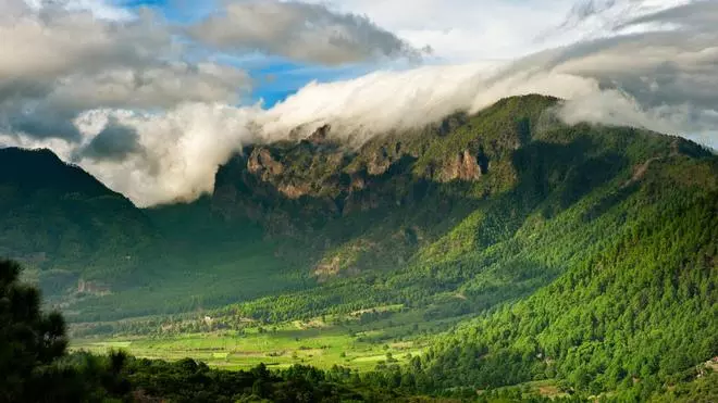 La isla de España que sigue teniendo temperaturas de verano: senderos volcánicos, pueblos tranquilos y cero prisas